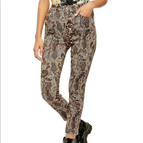 HOST β
 FREE PEOPLE Raw High-Rise 2 faced Snake Print Jean - Picture 7 of 15